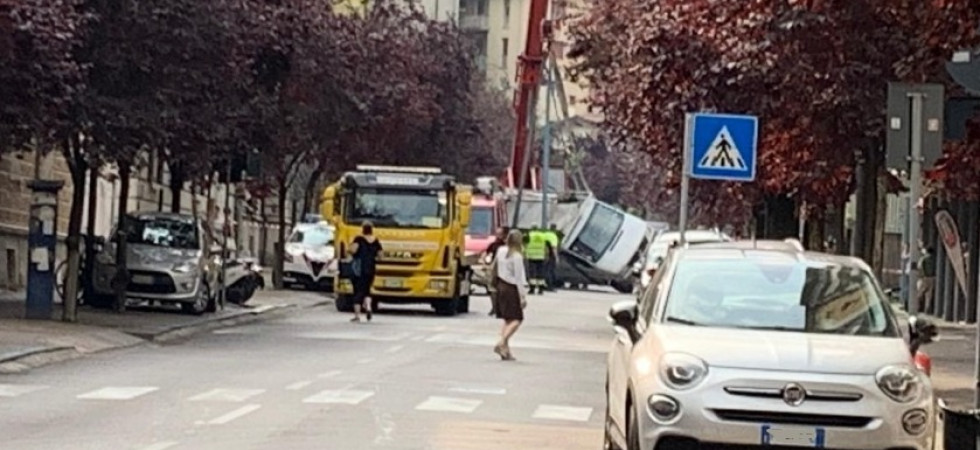 Prende la curva e si ribalta con il furgone, sbattendo contro un'auto
